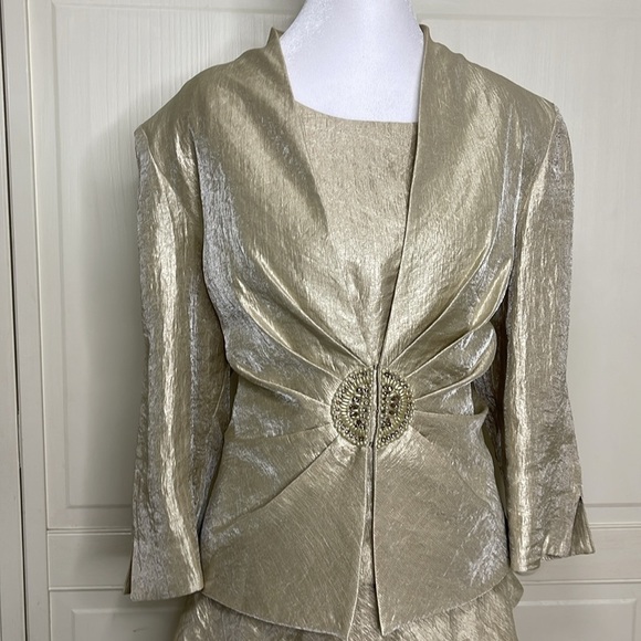 Jessica Howard 2Pc Champagne Satin Hammered Tiered Dress & Blazer Sz 16 Sheath - Picture 2 of 16